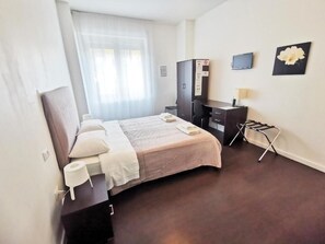 Desk, soundproofing, free WiFi, bed sheets