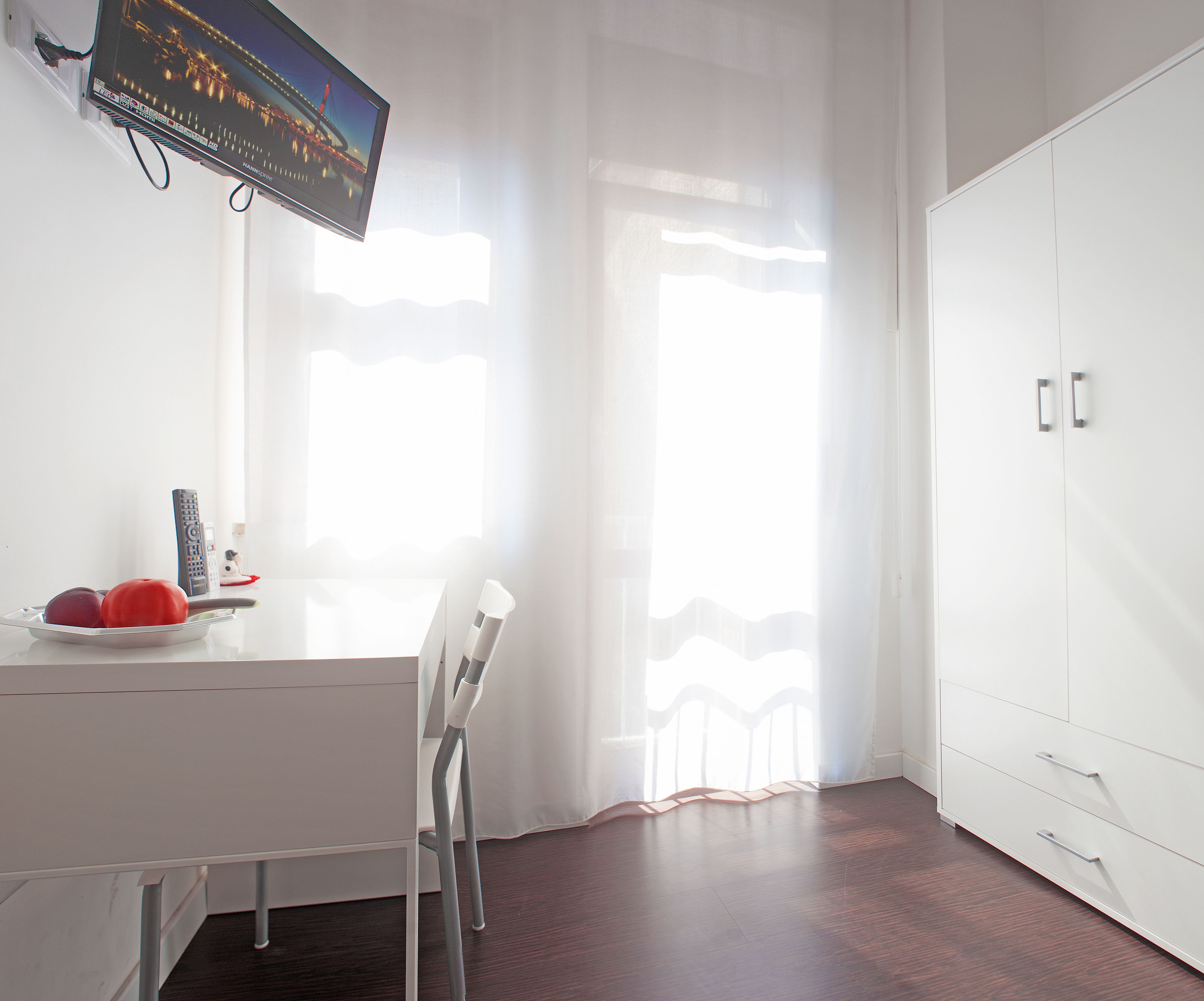 Doppelzimmer zur Einzelnutzung | Schreibtisch, schallisolierte Zimmer, kostenloses WLAN, Bettwäsche