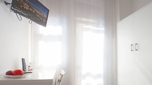 Quarto casal de uso individual | Escrivaninha, quartos à prova de som, Wi-Fi de cortesia, roupa de cama