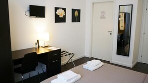Escrivaninha, quartos à prova de som, Wi-Fi de cortesia, roupa de cama
