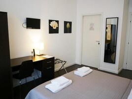 Desk, soundproofing, free WiFi, bed sheets