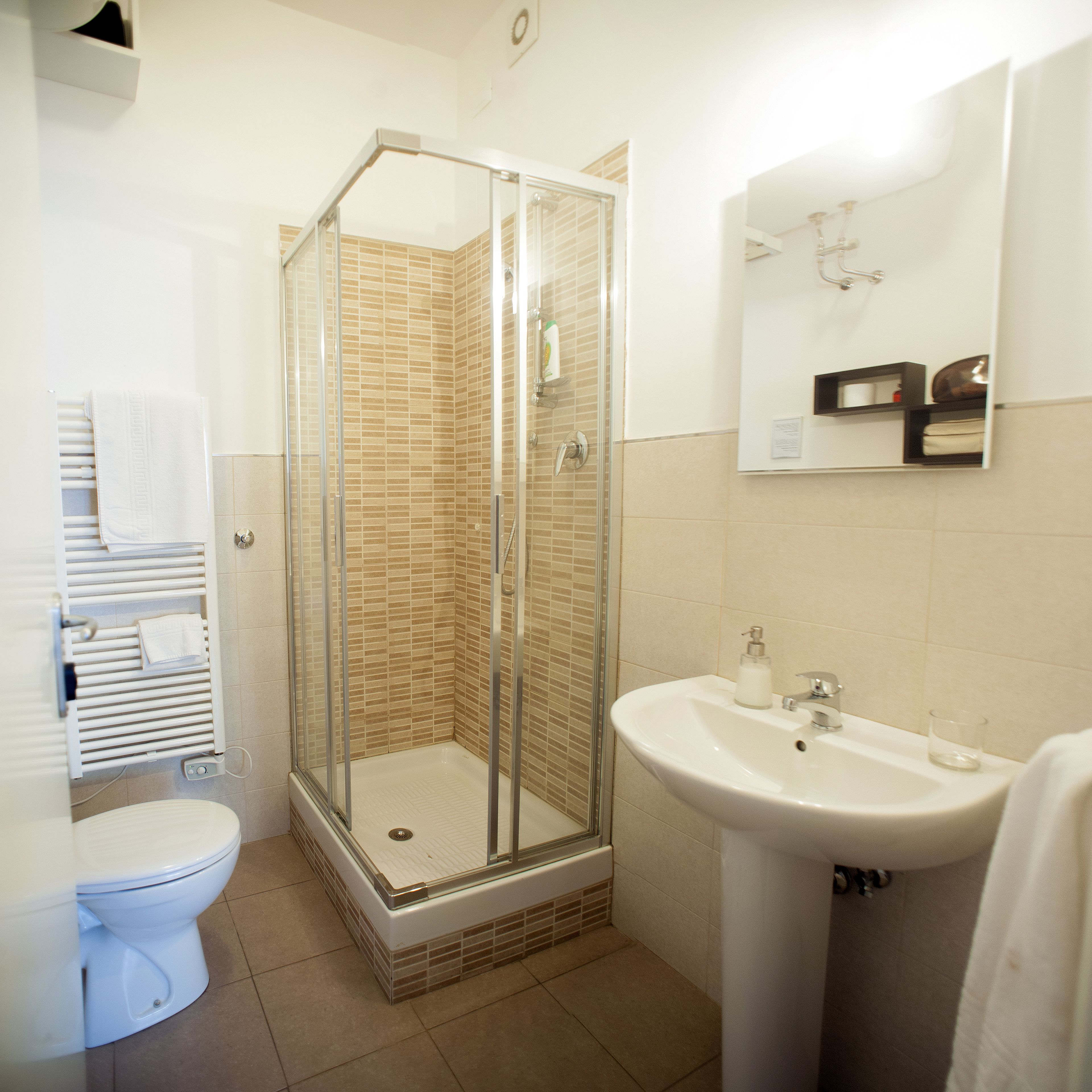 Triple Room | Bathroom | Shower, free toiletries, hair dryer