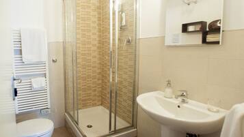 Triple Room | Bathroom | Shower, free toiletries, hair dryer