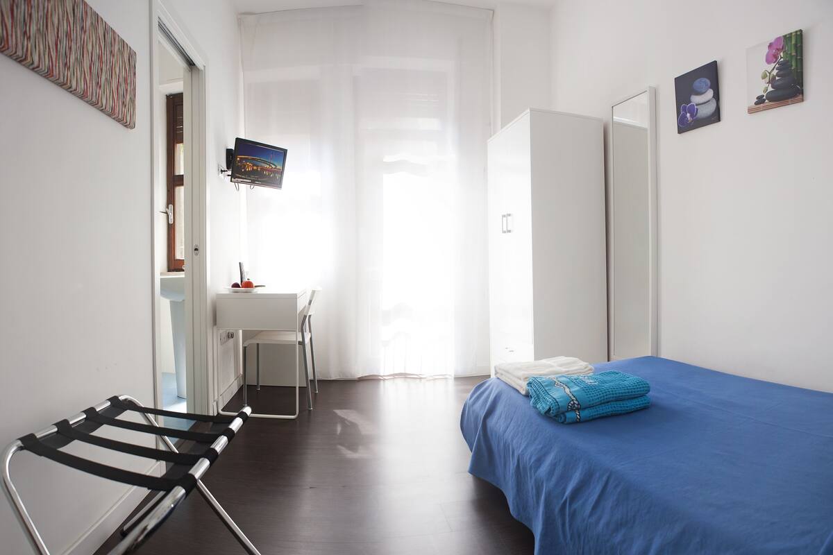 Double Room Single Use | Desk, soundproofing, WiFi (free), bed sheets