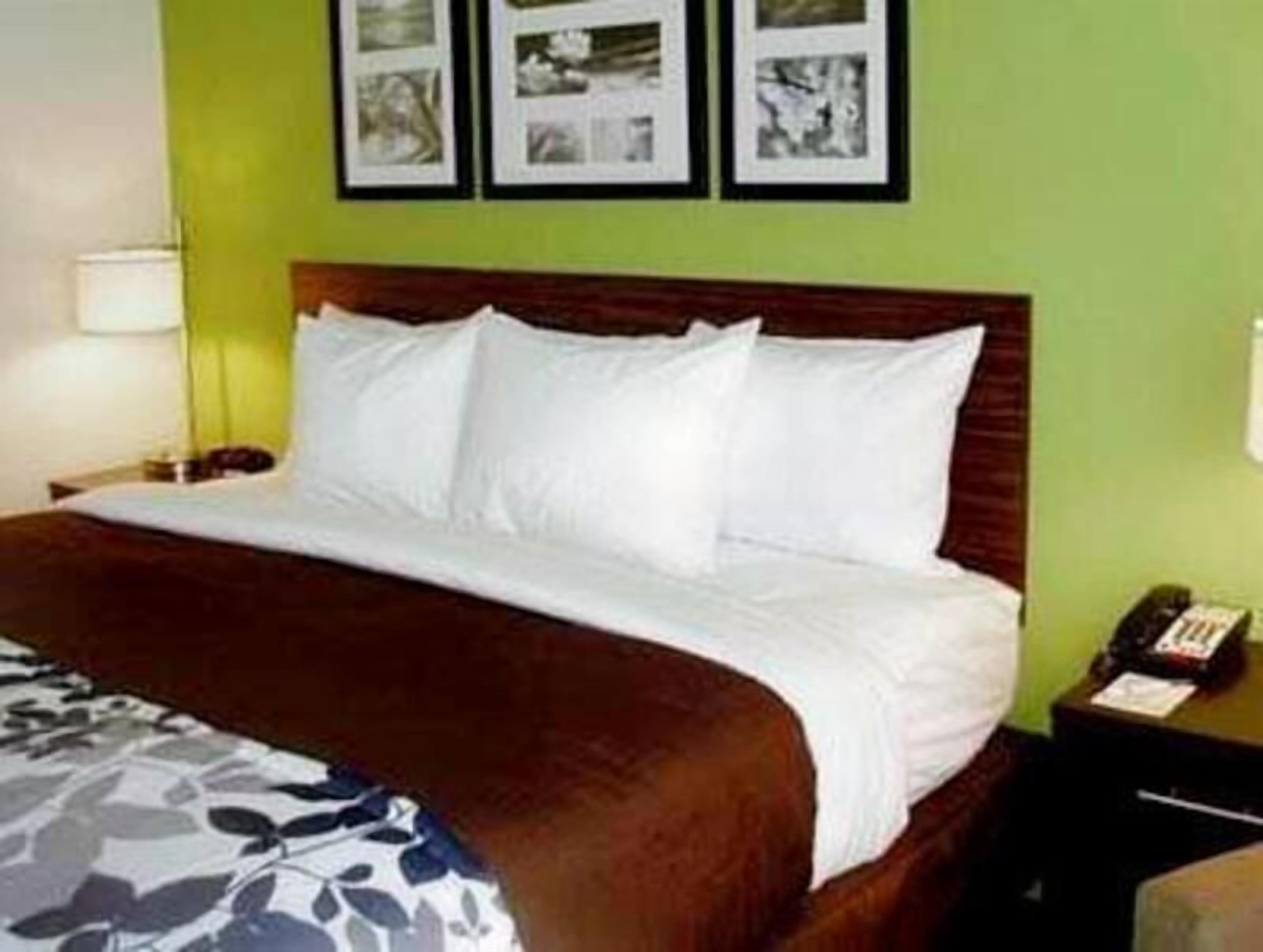 1 bedroom, premium bedding, down comforters, desk