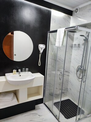 Double Room, Balcony, Mountain View | Bathroom | Hair dryer, towels, soap, shampoo - Vista do Vale (Povoacao)