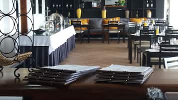 Serveert diner, lokale gerechten