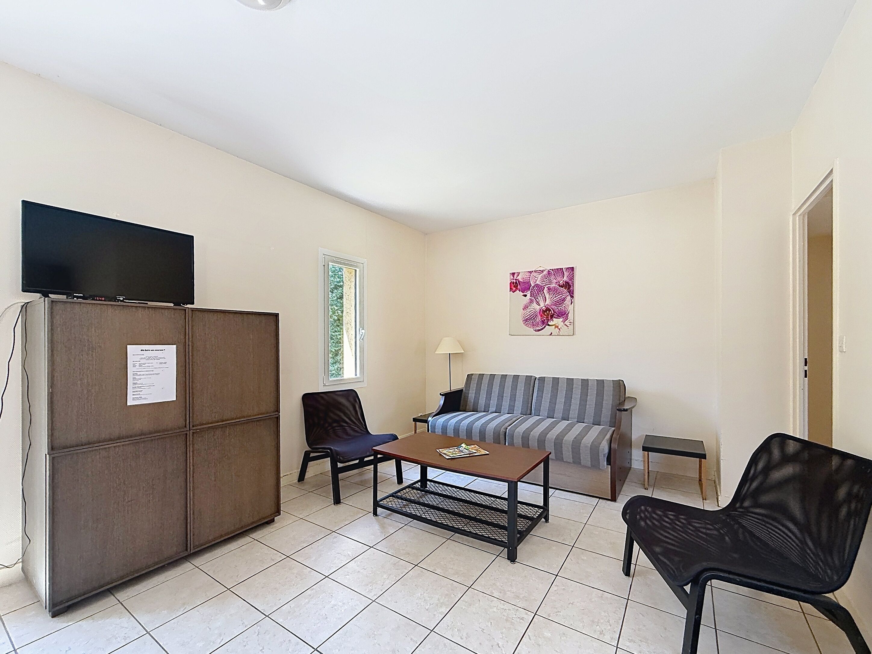 Villa, 2 Bedrooms (for 6) | Living area | 80-cm TV with digital channels, ping pong, books