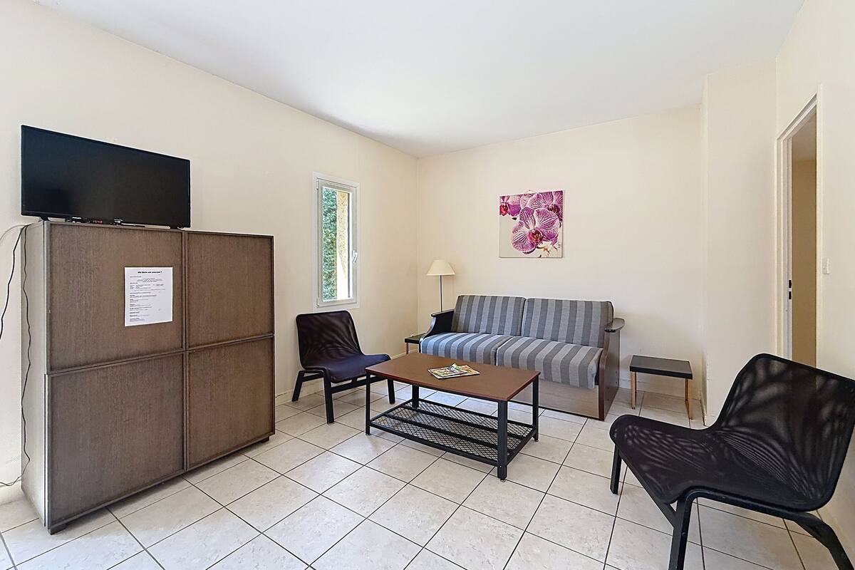 Villa, 2 habitaciones (for 6) | Zona de estar | Televisión de 80 cm con canales digitales, una mesa de tenis de mesa