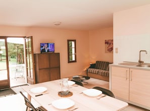 Villa, 2 Bedrooms (for 6) | Langsir/tirai gelap terus, seterika/papan seterika 