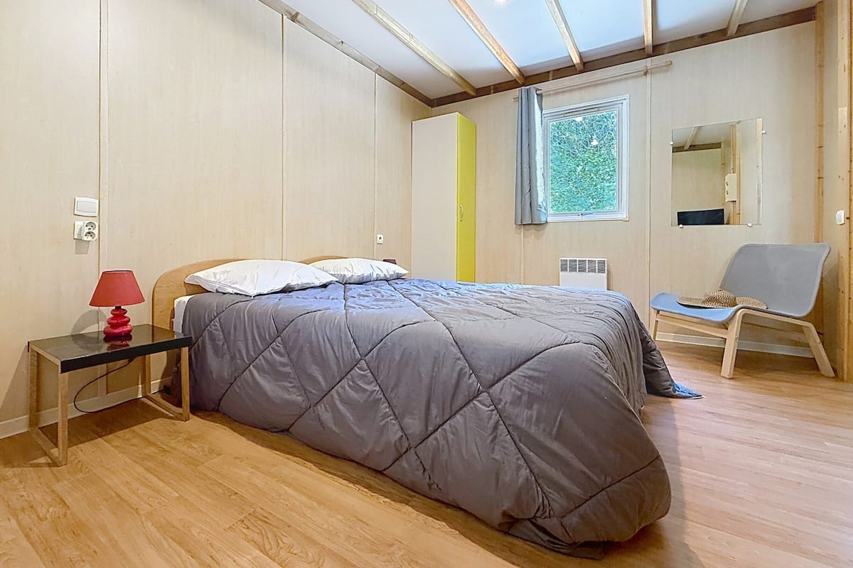 Cortinas opacas y tabla de planchar con plancha
