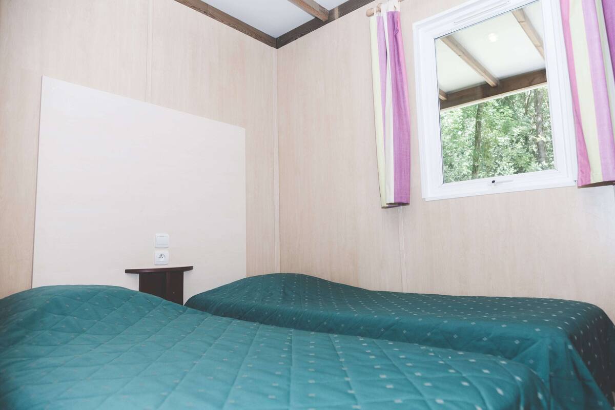 Cortinas opacas y tabla de planchar con plancha