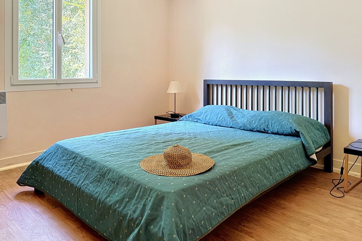 Cortinas opacas y tabla de planchar con plancha