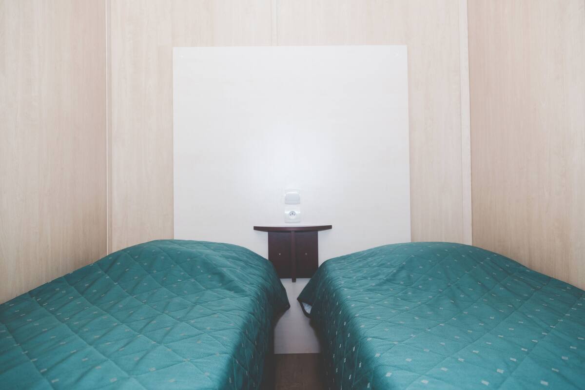 Cortinas opacas y tabla de planchar con plancha