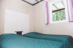 Blackout curtains, iron/ironing board (on request) - Terres de France - Moncontour Active Park (Moncontour)