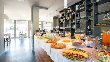 Petit-déjeuner buffet servi tous les jours en supplément