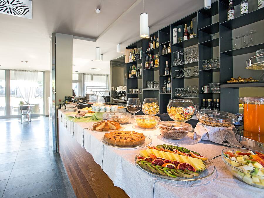 Petit déjeuner buffet servi tous les jours en supplément