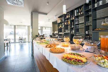 Petit déjeuner buffet servi tous les jours en supplément. One Hotel & Restaurant