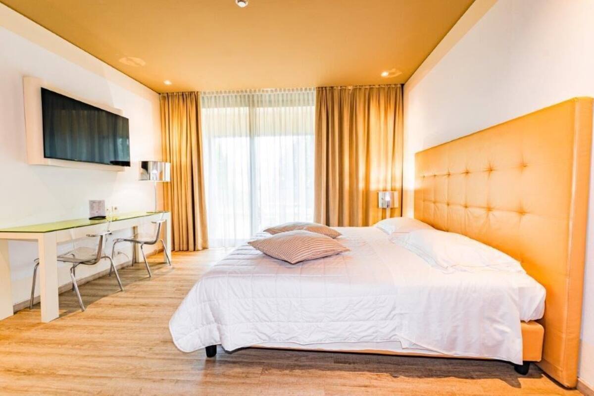 Quarto superior | Edredons de pluma, frigobar, cofres nos quartos, escrivaninha