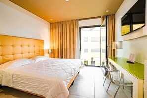 Cobrellits, minibar, caixa forta a l'habitació i escriptori 