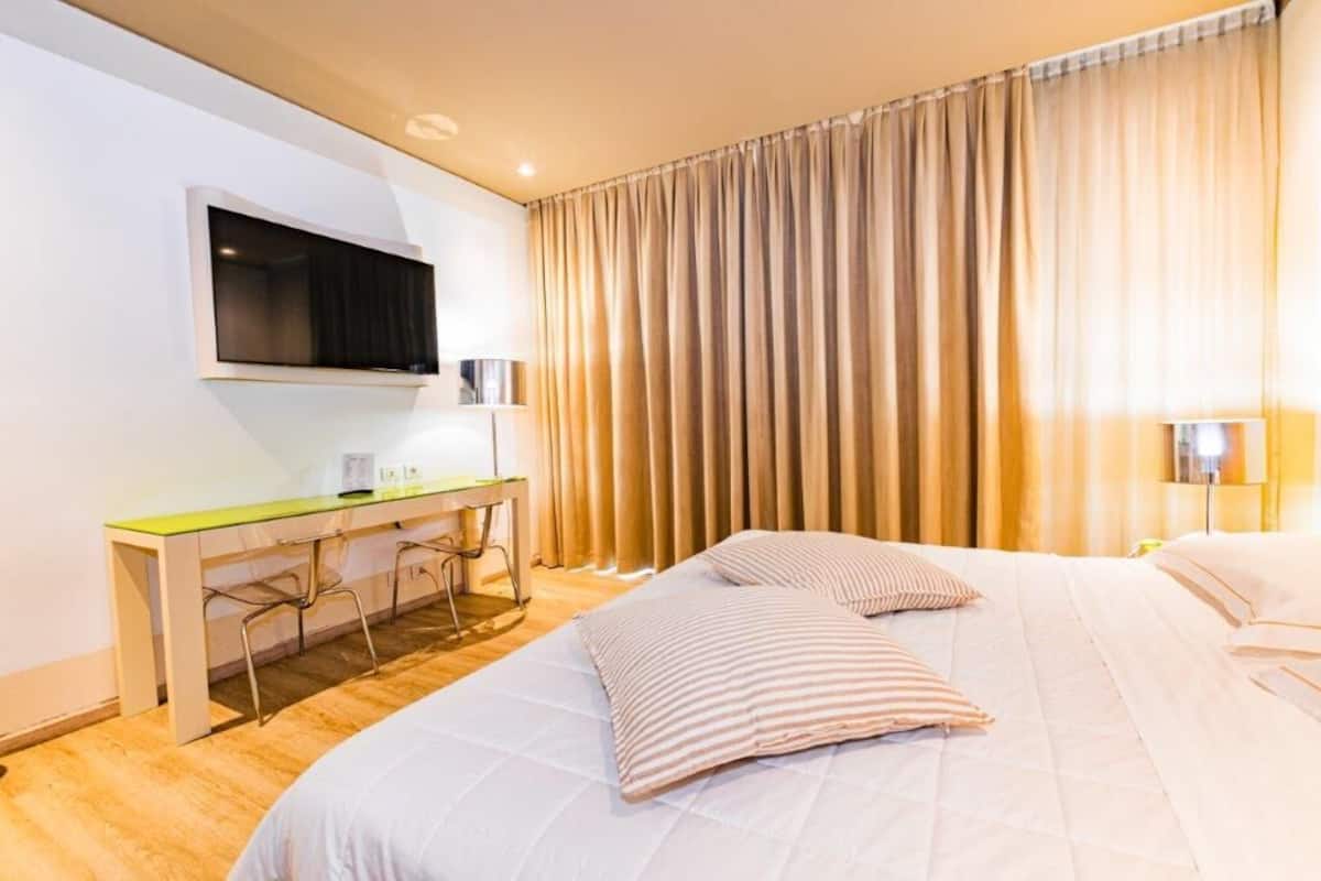 Quarto casal standard, 1 cama de casal | Edredons de pluma, frigobar, cofres nos quartos, escrivaninha