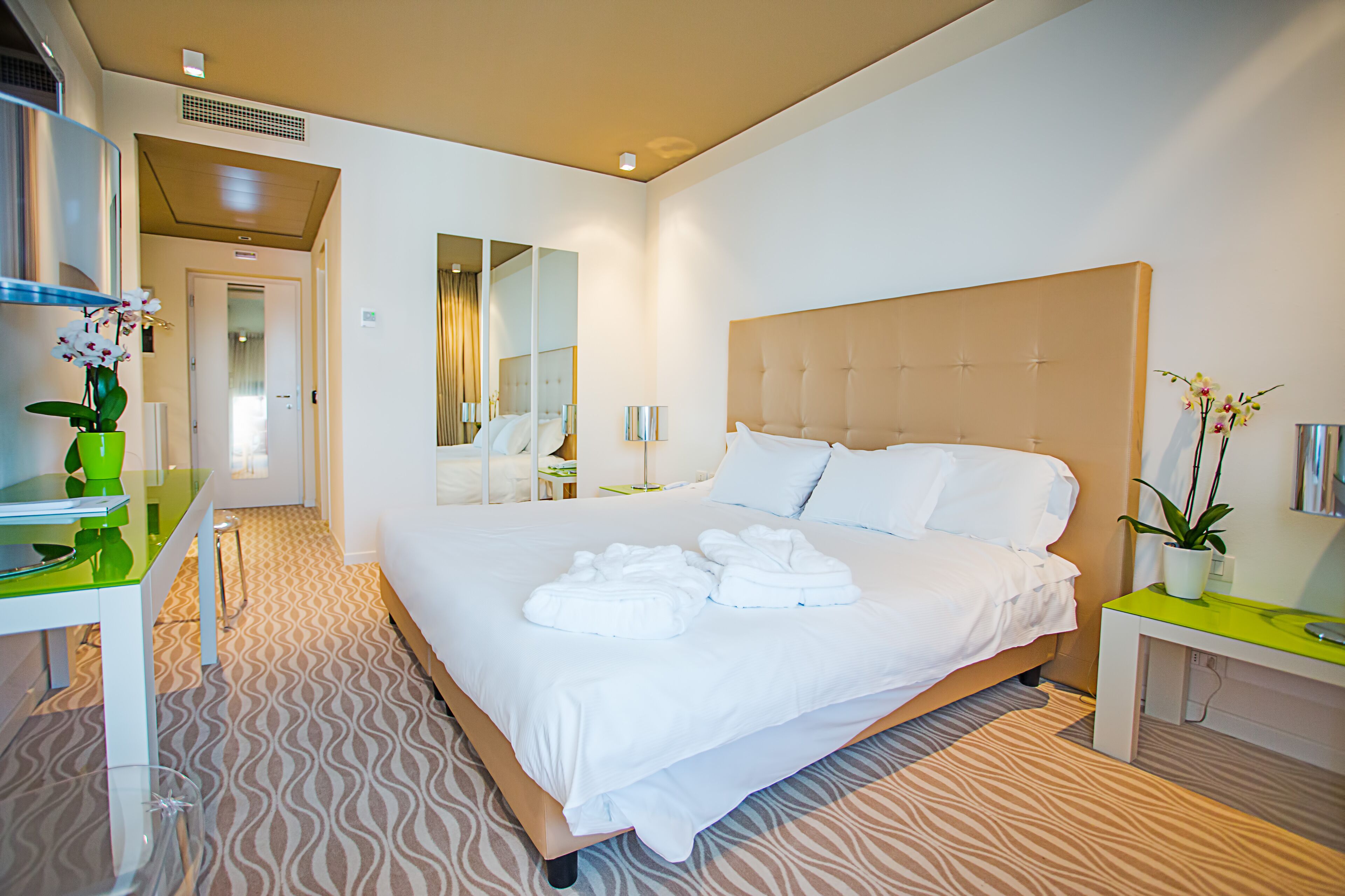 deluxe double or twin room | 1 bedroom, down duvets, minibar, in-room safe