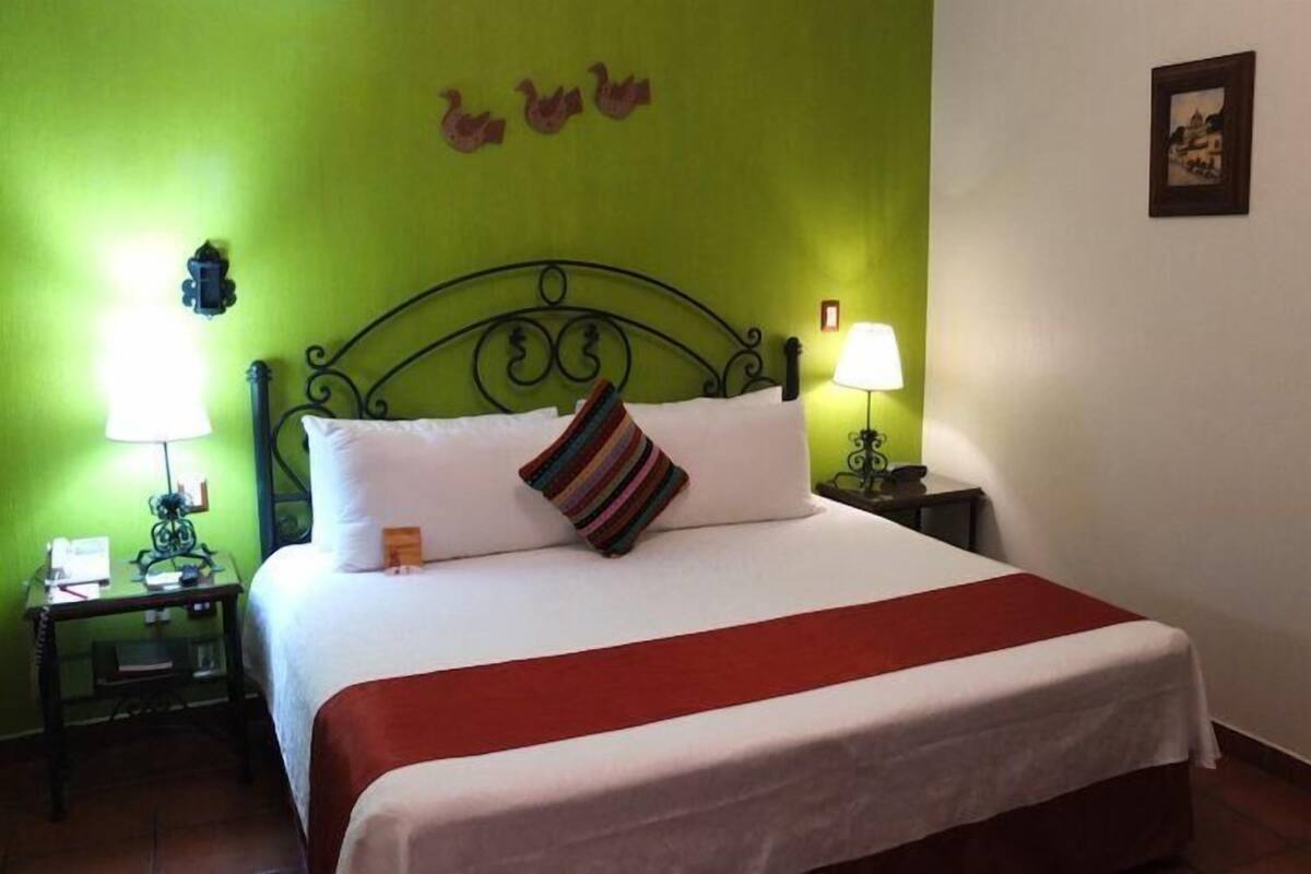 Premium bedding, in-room safe, iron/ironing board, free WiFi