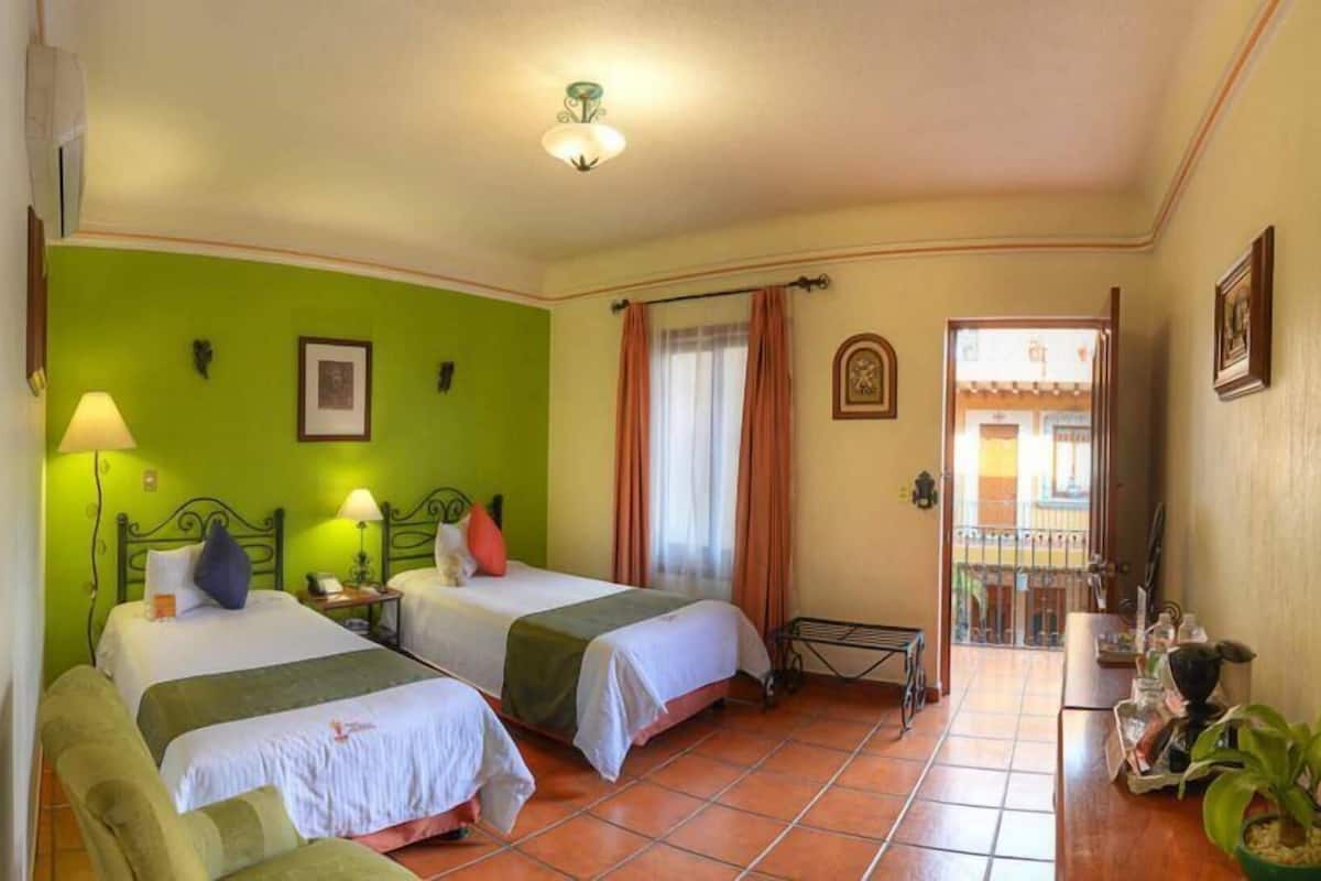 Ropa de cama de alta calidad y caja de seguridad en la habitación