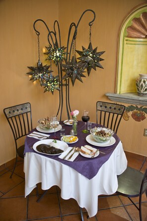 Daily cooked-to-order breakfast (MXN 250 per person)