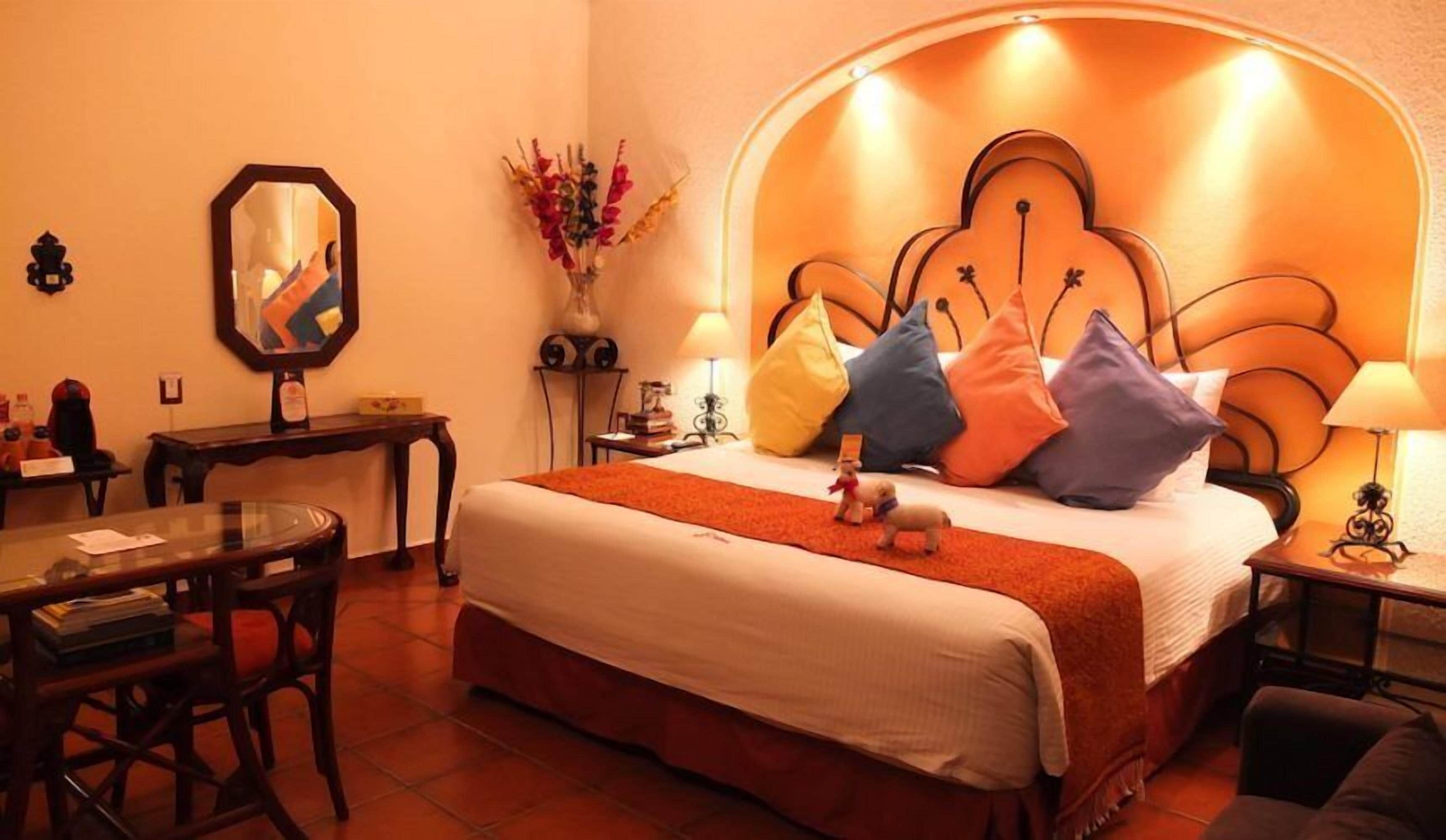 Suite Cuilapam | Premium bedding, in-room safe, iron/ironing board, WiFi (free)