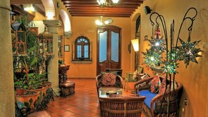 Un intérieur chaleureux avec des meubles en osier, des carreaux de terre cuite et un éclairage décoratif.