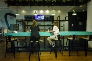 Bar (on property) - Viajero Montevideo Hostel (Montevideo)