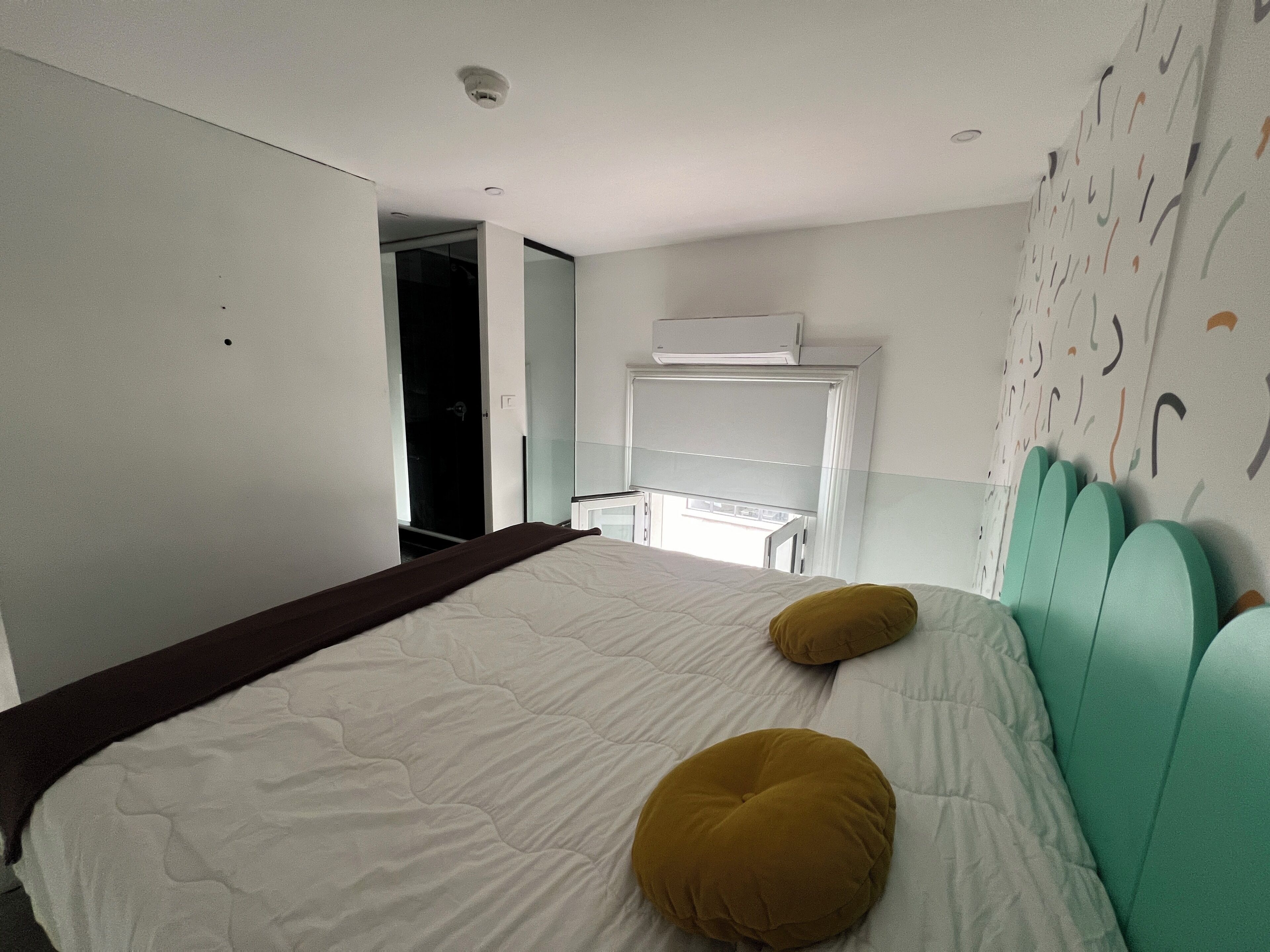Ein Schlafzimmer mit einem Bett, einem Kleiderschrank und einem Fenster.