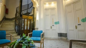Coin salon dans le hall
