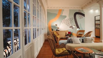 Coin salon dans le hall