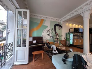 Lobby sitting area - Viajero Montevideo Hostel (Montevideo)