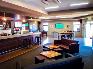 2 bars/lounges, café