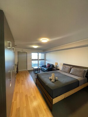 Eenvoudige studio suite, 1 slaapkamer | Een kluis op de kamer, een bureau, gratis wifi, beddengoed