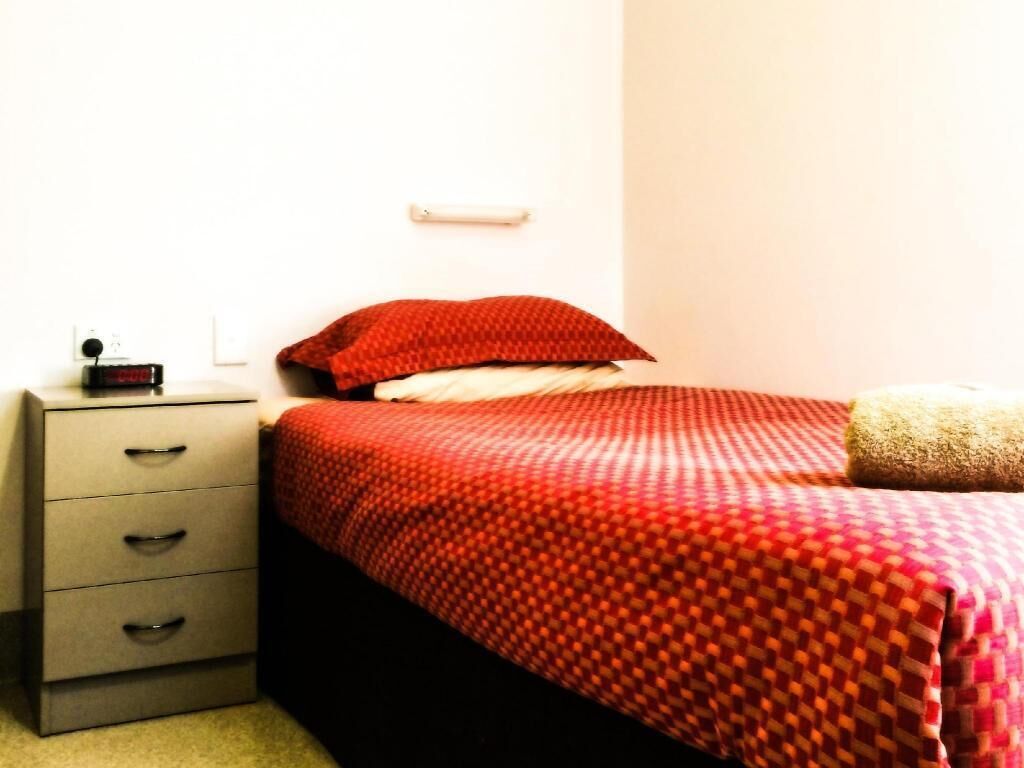 Een kluis op de kamer, een bureau, gratis wifi, beddengoed