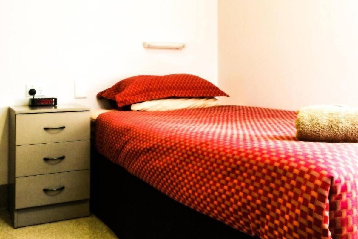 Een kluis op de kamer, een bureau, gratis wifi, beddengoed