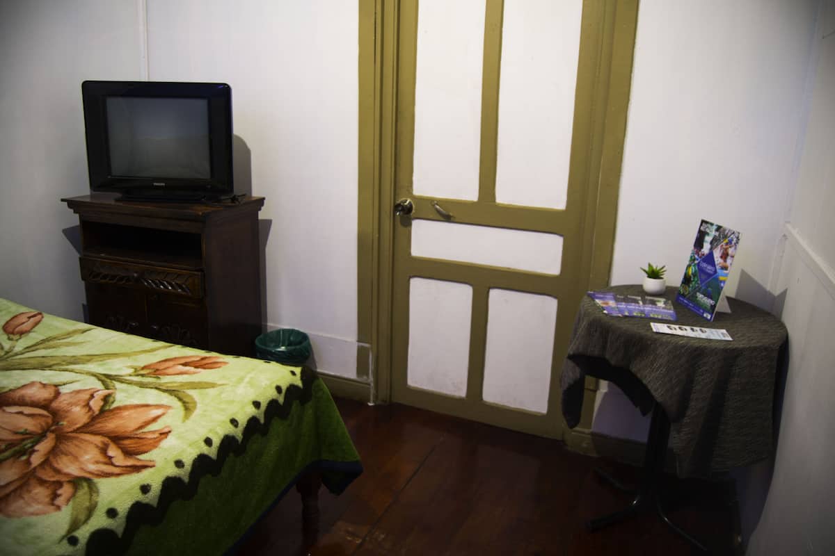 Habitación doble | Espacio para trabajar con laptop y wifi gratis