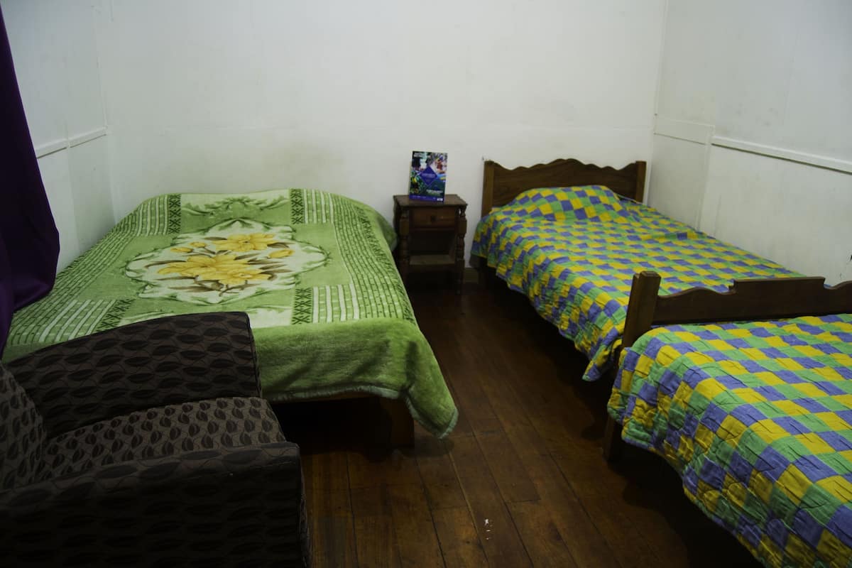 Habitación cuádruple básica | Espacio para trabajar con laptop y wifi gratis