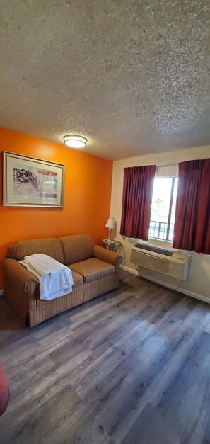 Room | Premium bedding, down duvets, pillow-top beds, desk - Anaheim National Inn (Anaheim)