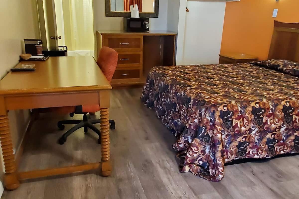 Standard Room, 1 Katil Raja (King), Smoking | 2 bilik tidur, peralatan tempat tidur premium, gebar bulu kapas