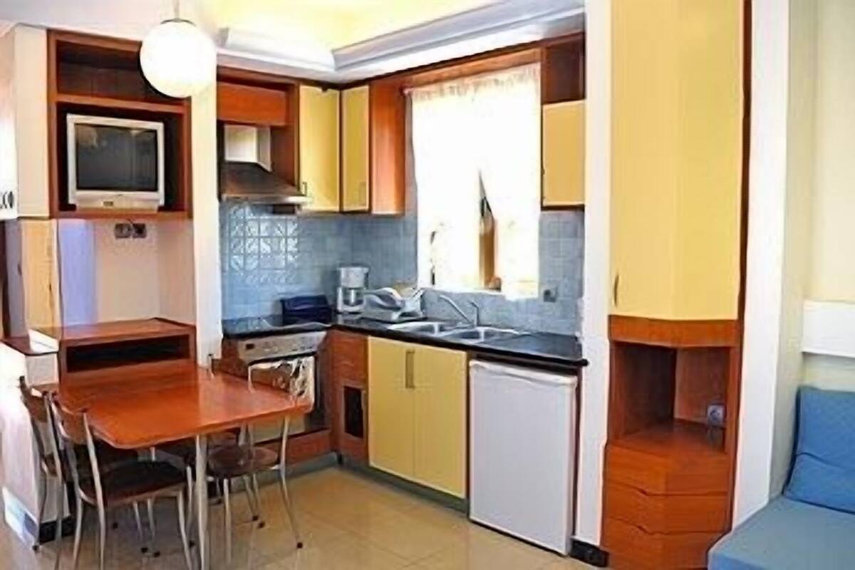 Coffee/tea maker, fridge, oven, stovetop