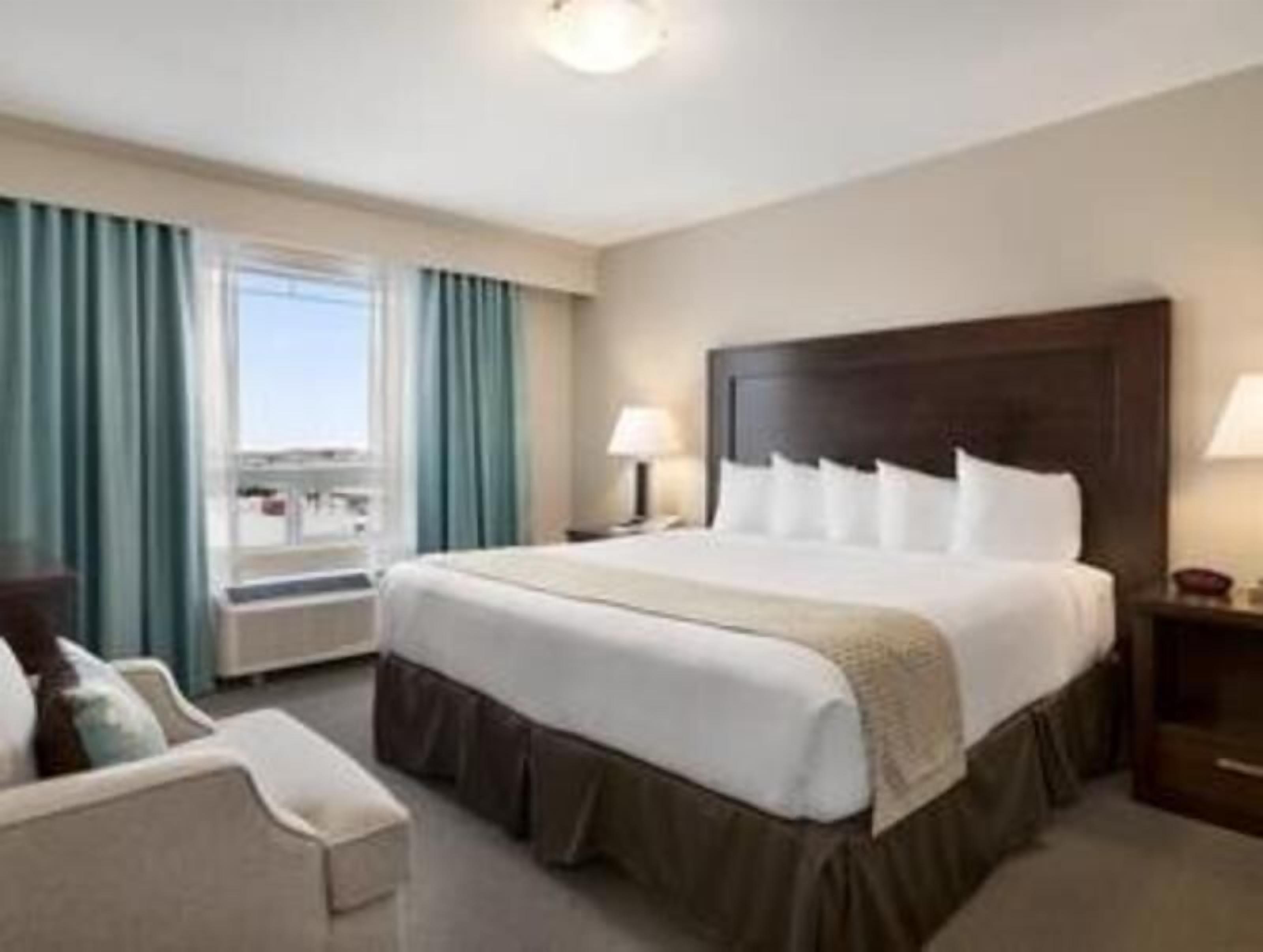 Escritorio y espacio para trabajar con laptop 