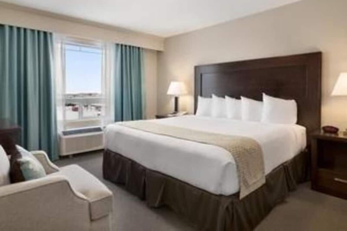 Desk, laptop workspace, iron/ironing board, free WiFi