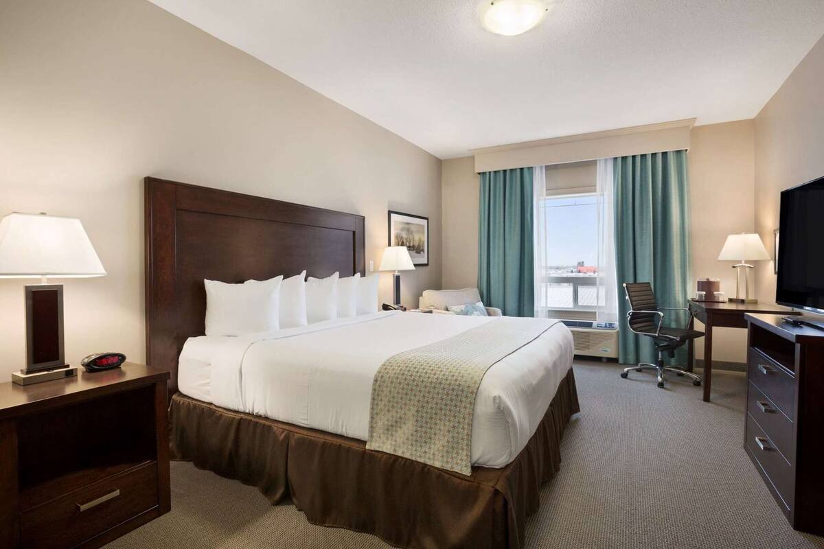 Desk, laptop workspace, iron/ironing board, free WiFi