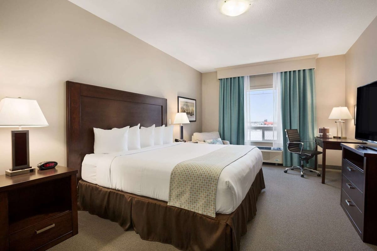 Desk, laptop workspace, iron/ironing board, free WiFi