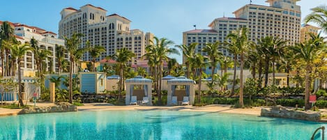 8 Außenpools, Cabañas (gegen Gebühr), Sonnenschirme